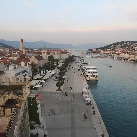 Appartement Half Of House To Rent - Family Zelenika Trogir