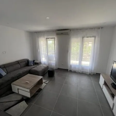 Half Of House To Rent - Family Zelenika