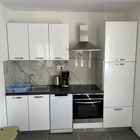 Half Of House To Rent - Family Zelenika 公寓