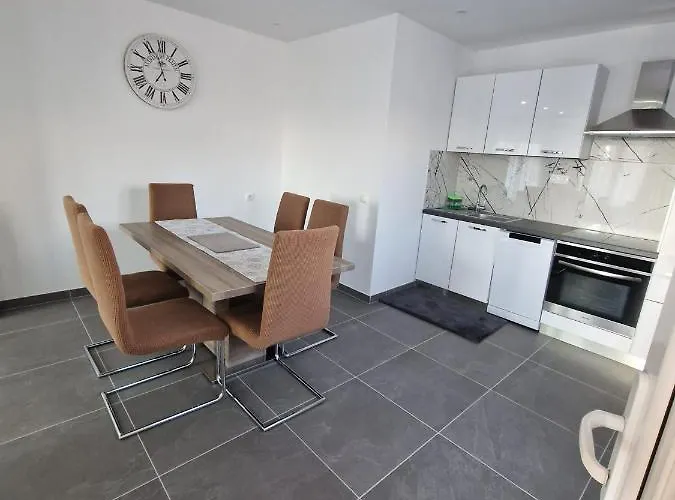 Appartement Half Of House To Rent - Family Zelenika Trogir