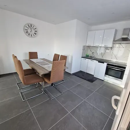 Appartamento Half Of House To Rent - Family Zelenika Traù