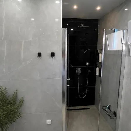 Half Of House To Rent - Family Zelenika * Τρογκίρ